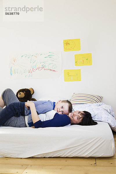 Mutter und Sohn entspannen sich auf dem Bett