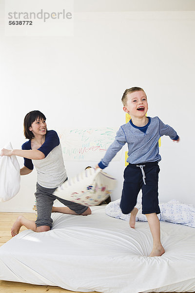 Mutter und Sohn beim Kissenschlachten