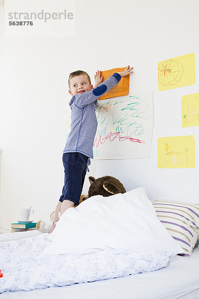 Junge hängende Zeichnung an der Schlafzimmerwand