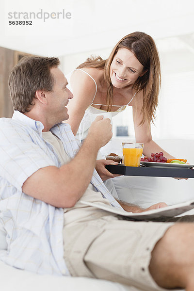 Frau  bringen  Frühstück  Ehemann
