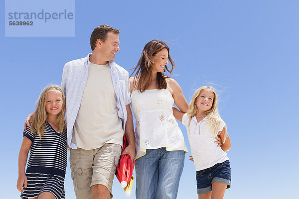 Familie beim gemeinsamen Spaziergang im Freien