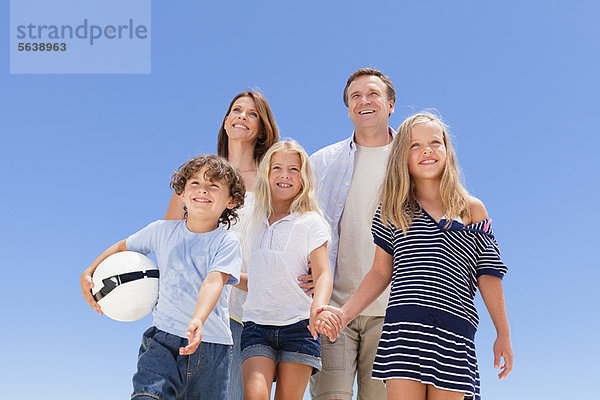 Familie beim gemeinsamen Spaziergang im Freien