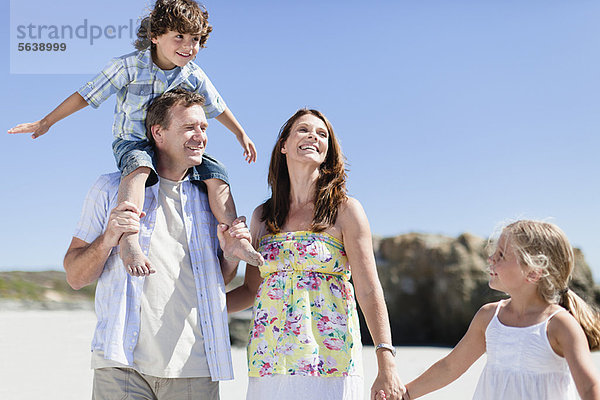 Familienwandern am Strand