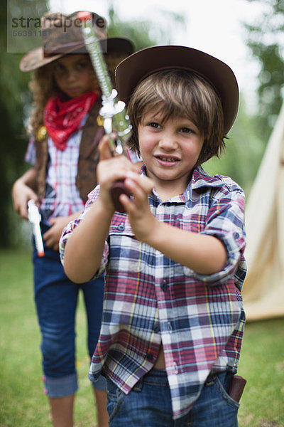 Junge - Person  Hut  Spielzeug  Pistole  Cowboy