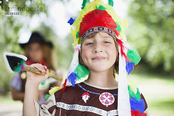 Außenaufnahme  Junge - Person  Indianer  Kleidung  Kostüm - Faschingskostüm  freie Natur