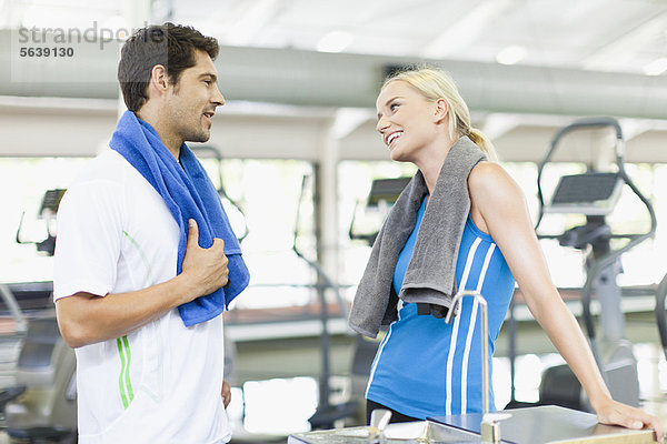 Pärchen reden im Fitnessstudio