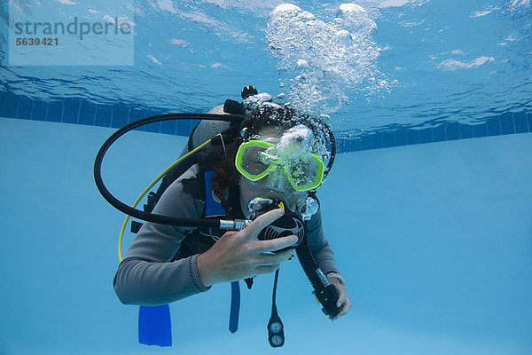 Frau beim Tauchen im Pool