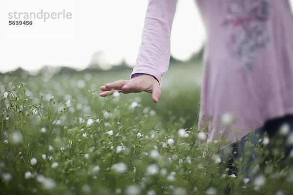 Mädchen beim Spaziergang im Blumenfeld