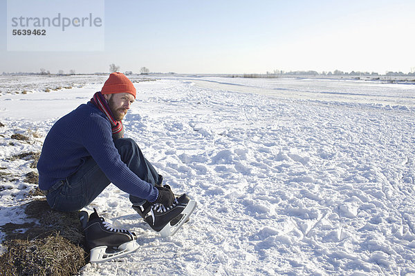 hoch  oben  Rollschuh  Mann  Schnee  Eis  Feld  Schnürsenkel