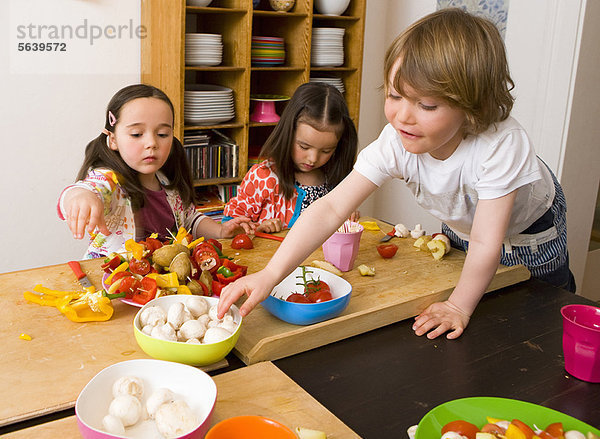 Kinder kochen gemeinsam in der Küche