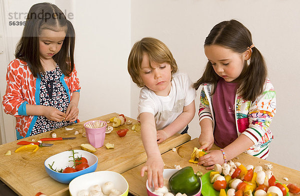 Kinder kochen gemeinsam in der Küche