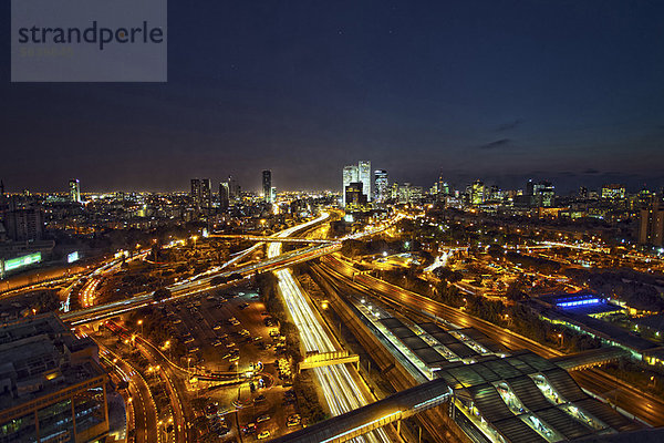 Luftaufnahme von Tel Aviv bei Nacht beleuchtet