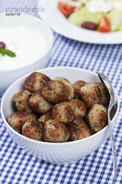 Schale mit Keftedakia-Fleischbällchen