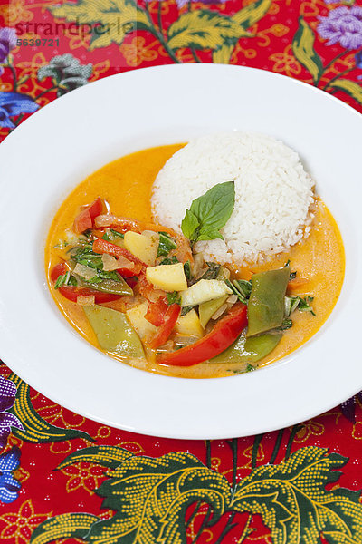 Curry  Currypulver  Teller  Reis  Reiskorn  rot  Currygericht  Curry