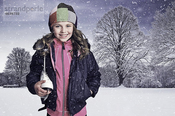 Mädchen mit Sneaker im Schnee