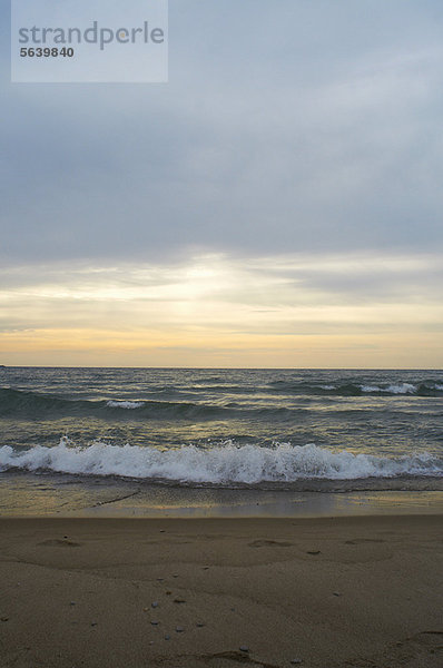 Strand Sand Wellen brechen