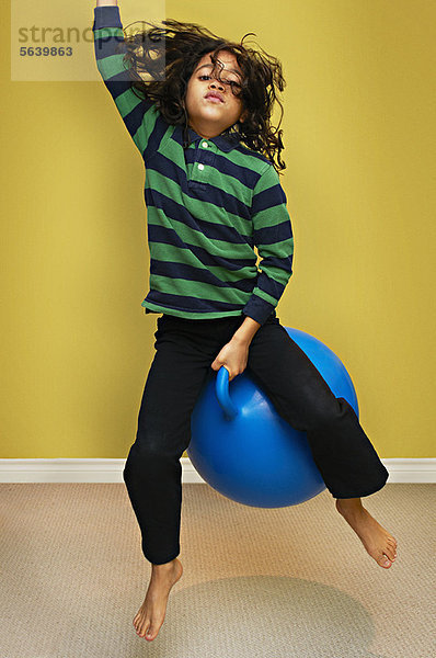 Junge - Person  springen  Ball Spielzeug  lebhaft