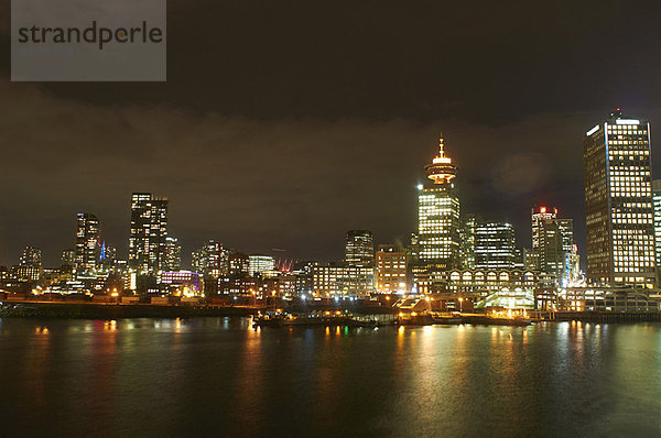 Die Skyline von Vancouver leuchtet in der Nacht.
