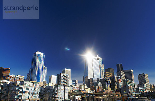 Seattle City Skyline gegen den blauen Himmel