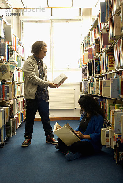 Bibliotheksgebäude  Student  vorlesen
