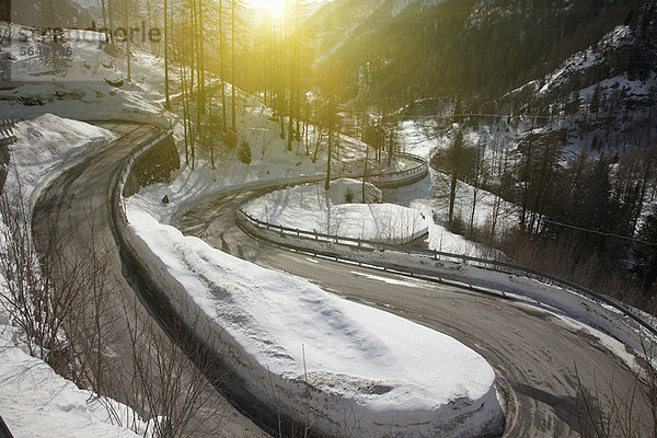 Gewundene Straße in verschneiter Landschaft