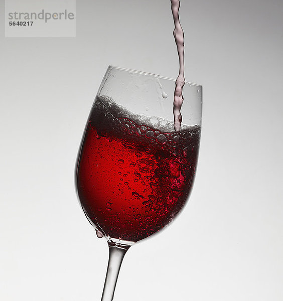 Glas eingießen einschenken Wein