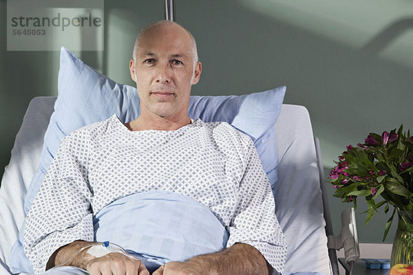 Porträt eines Mannes im Krankenhausbett