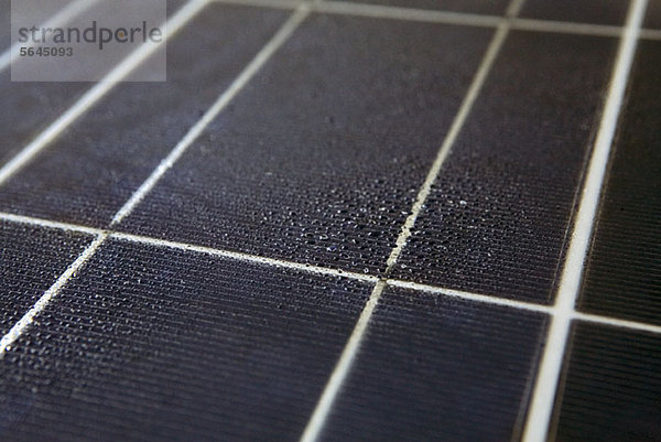 Detail eines verwitterten Solarmoduls