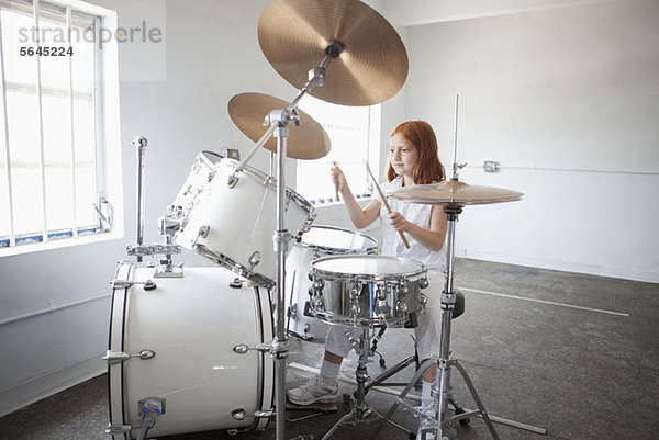 Mädchen spielt Schlagzeug