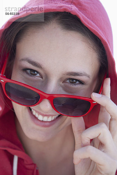 Porträt eines Mädchens mit Blick über die Sonnenbrille