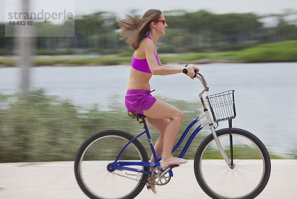 Mädchen Radfahren barfuß