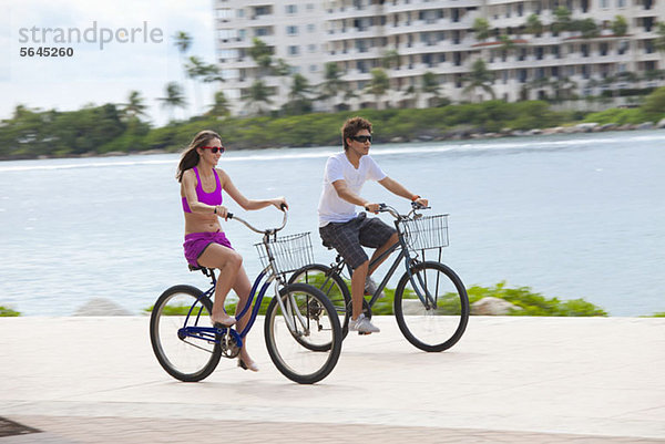 Radfahren für Mädchen und Jungen auf der Promenade