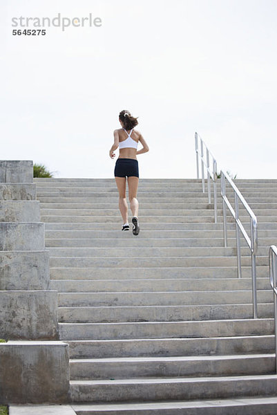 Mädchen joggt die Stufen hinauf