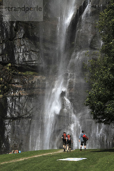 Wanderer zu einem Wasserfall  Chiavenna  Lombardei  Italien