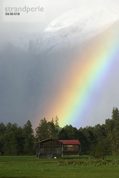 Berghütte und Regenbogen  Rhonegletscher  Kanton Wallis  Schweiz