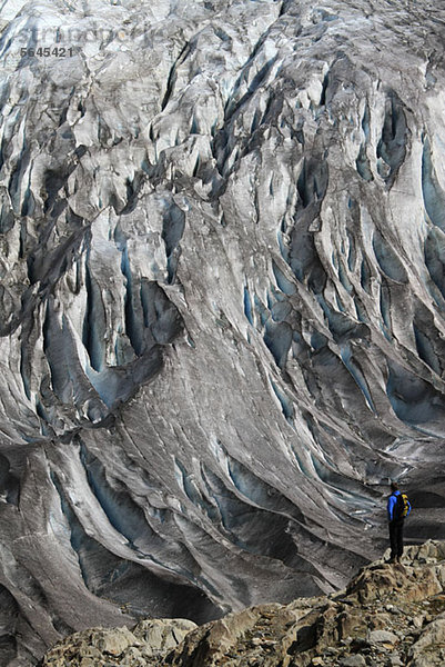 Ein Mann auf dem Aletschgletscher  Kanton Wallis  Schweiz