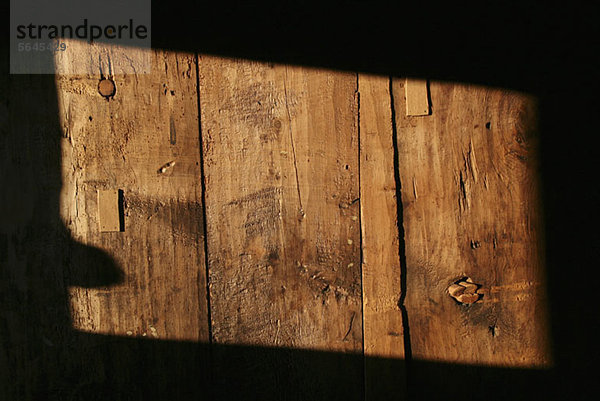 Eine rechteckige Form des Sonnenlichts auf einer Holzstruktur  Nahaufnahme