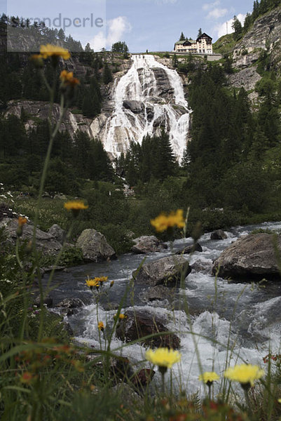 Ein Haus an der Spitze eines Wasserfalls  Val Formazza  Piemont  Italien