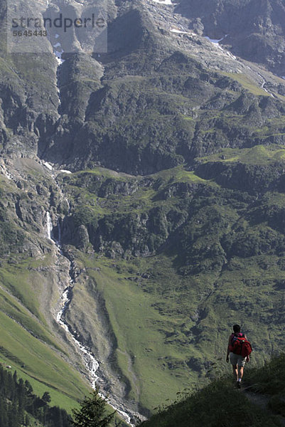 Ein Wanderer auf dem Weg  Breithorn  Schweiz