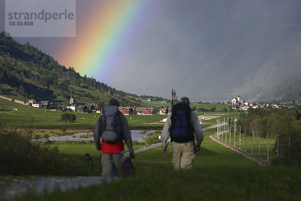 Wanderer  die ins Tal des Rhonegletschers wandern  Kanton Wallis  Schweiz