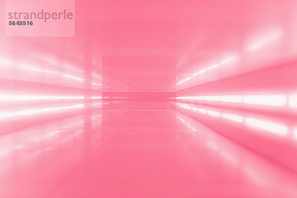 Ein abstrakter Korridor in rosa Tönen