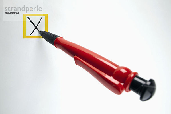 Stift markiert ein X in einem Kontrollkästchen