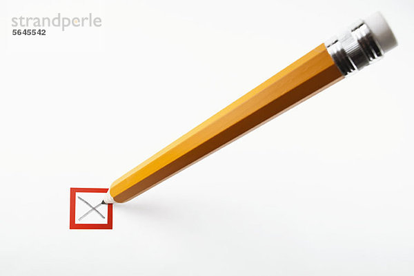 Bleistift markiert ein X in einem Kontrollkästchen