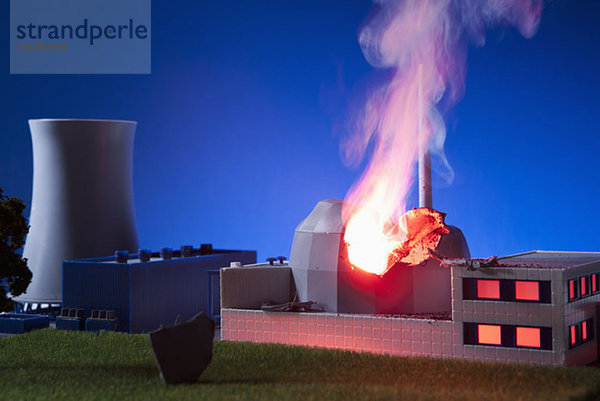 Ein maßstabsgetreues Modell eines brennenden Kernkraftwerks