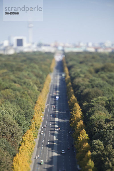 Berliner Stadtbild des Tiergartens und der Stadt im Hintergrund  Kippschaltung