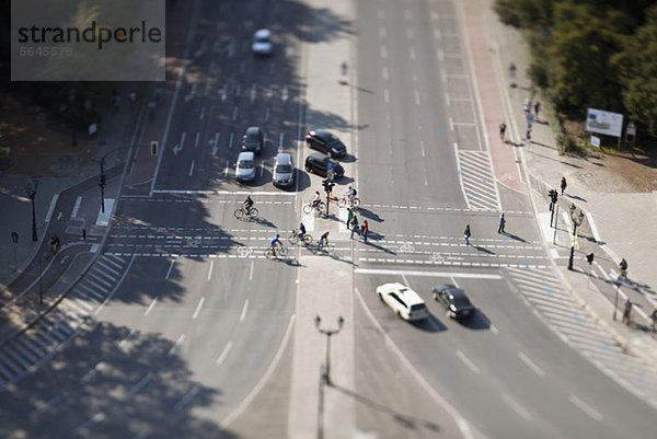 Autos  Radfahrer und Fußgänger an der Kreuzung  Kippschaltung  Berlin  Deutschland