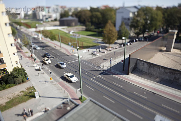 Straßenszene in einem Wohnquartier  Tilt-shift  Berlin  Deutschland