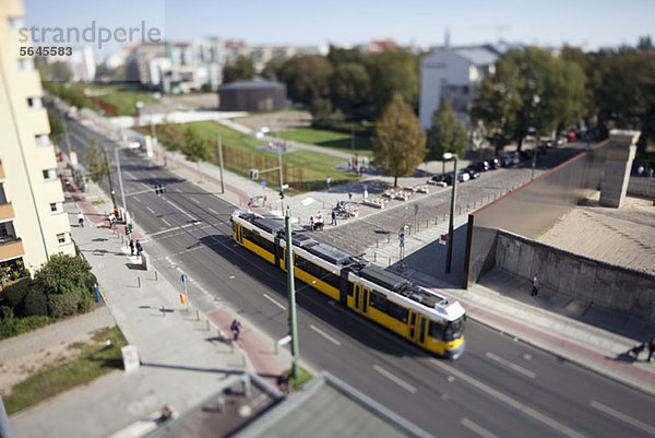 Straßenszene mit Straßenbahn  Kippschaltung  Berlin  Deutschland