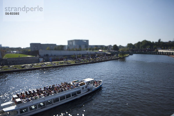 Ein Tourboot auf der Spree  Deutschland  Kippschaltung