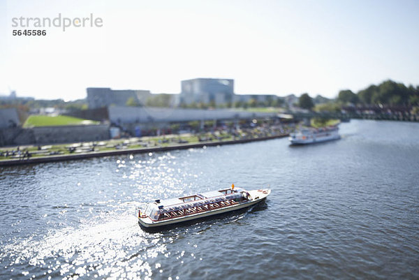 Tourboote auf der Spree  Deutschland  Kippschaltung